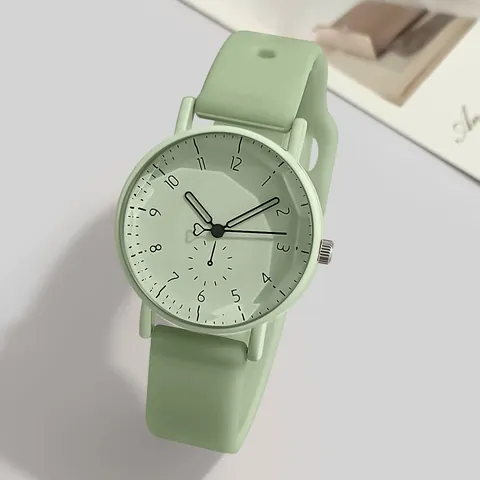 Orologio al Quarzo da Donna alla Moda Cinturino in Silicone Cassa in Lega Lancetta a Cuore Numeri Arabi Quadrante Rotondo Sportivo Casual Orologio da Polso
