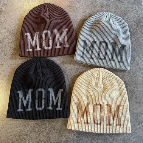 Winter Warm Acryl Rippstrick Mütze Mit MOM Buchstabe Lässig Outdoor Winddicht Weiche Skull Cap Für Damen Herren Geschenk