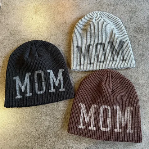 Winter Warm Acryl Rippstrick Mütze Mit MOM Buchstabe Lässig Outdoor Winddicht Weiche Skull Cap Für Damen Herren Geschenk