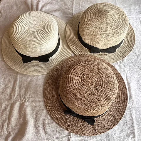 Cappello di Paglia da Donna Estivo Moda Corona Piatta Cappello da Sole Con Fiocco in Nastro Nero per Spiaggia Vacanza Esterna Retrò Accessorio Elegante