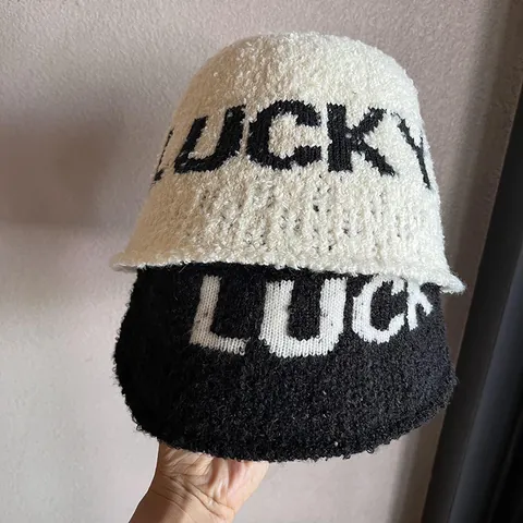 Chapeau Bob en Tricot pour Femmes Lettre Lucky Hiver Chaud Épais Peluche Bob Extérieur Décontracté Élégant Couvre-chef pour Dames
