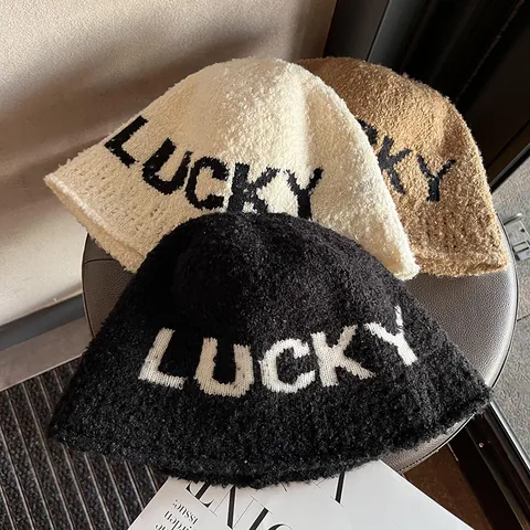 Chapeau Bob en Tricot pour Femmes Lettre Lucky Hiver Chaud Épais Peluche Bob Extérieur Décontracté Élégant Couvre-chef pour Dames