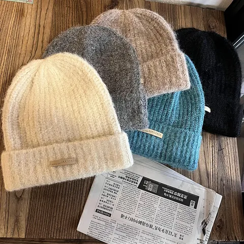 Bonnet en Tricot de Laine Chaud d'Hiver pour Femmes Souple et Moelleux avec Étiquette Lettre Chapeau Décontracté d'Extérieur