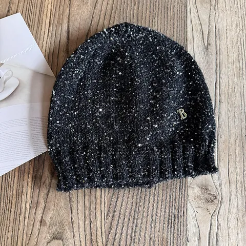 Berretto a Maglia con Paillettes Scintillanti da Donna con Decorazione Lettera B in Metallo Caldo Cappello Invernale Nero