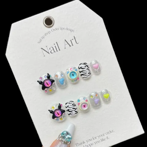 Handgefertigte Künstliche Nägel Kleines Monster Böser Blick Y2K Stil Zebrastreifen 3D Herz Strass Wiederverwendbare Nägel Für Damen