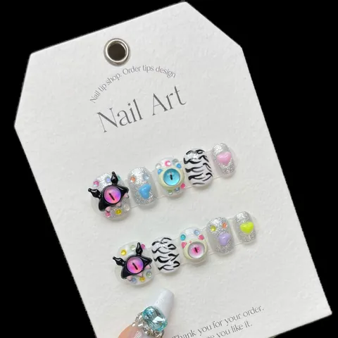 Handgefertigte Künstliche Nägel Kleines Monster Böser Blick Y2K Stil Zebrastreifen 3D Herz Strass Wiederverwendbare Nägel Für Damen