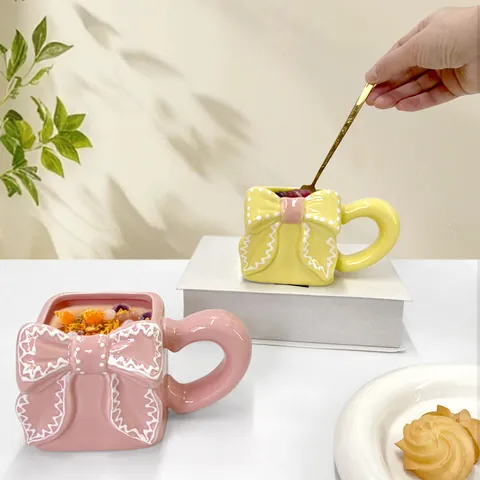 Creativa Tazza da Caffè in Ceramica Con Fiocco 3D Manico a Cuore Tazza da Tè in Porcellana Carina per Tè Pomeridiano Regalo