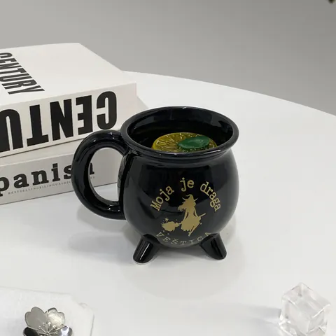 Mug Chaudron de Sorcière en Céramique Noire Avec Imprimé Doré Sorcière Sur Un Balai Tasse à Café Décorative d'Halloween Cadeau pour Femmes Hommes