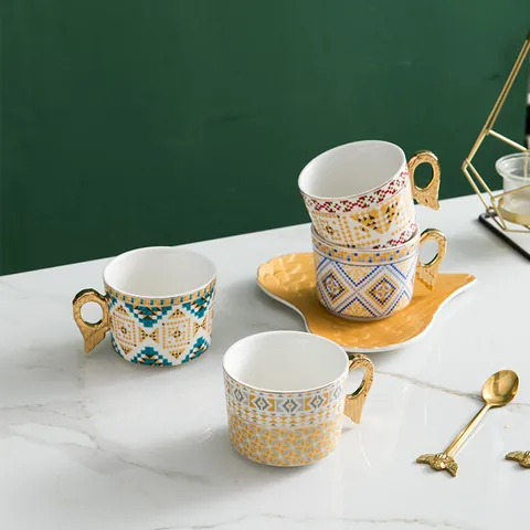 Luxe Européen Tasse à Café En Céramique Et Soucoupe Poignée Ailes d'Ange Bord Doré Motif Plume Géométrique Vaisselle de Thé de l'Après-midi