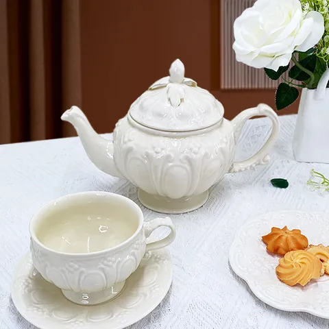 Théière en Céramique à Relief Vintage Européenne Et Tasse à Café Soucoupe Porcelaine Florale à Relief Pour Le Thé De L'Après-Midi Cadeau De Mariage Femme