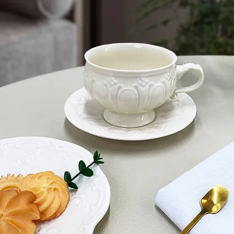 Théière en Céramique à Relief Vintage Européenne Et Tasse à Café Soucoupe Porcelaine Florale à Relief Pour Le Thé De L'Après-Midi Cadeau De Mariage Femme