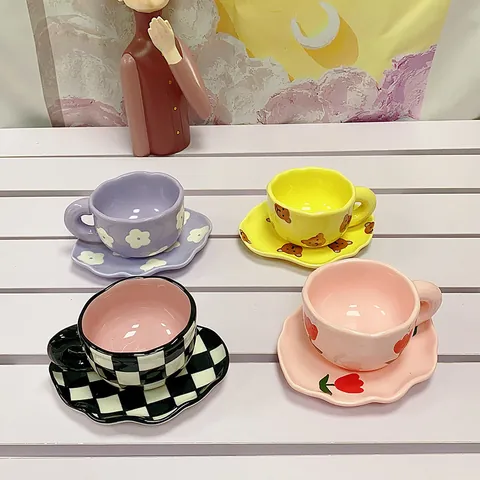Taza Y Platillo de Cerámica Artesanal Estilo INS Coreano Patrón de Tablero de Ajedrez Corazón Floral Borde Ondulado Irregular Taza de Café Decoración de Té de la Tarde para el Hogar Regalo