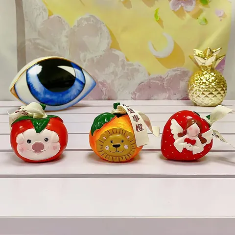 Ornamento in Resina a Forma di Frutta Cartone Animato Cachi Maiale Arancia Leone Fragola Angelo Statuetta per Auto Casa Ufficio Scrivania Regalo