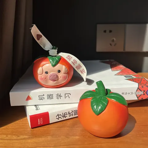 Ornamento in Resina a Forma di Frutta Cartone Animato Cachi Maiale Arancia Leone Fragola Angelo Statuetta per Auto Casa Ufficio Scrivania Regalo