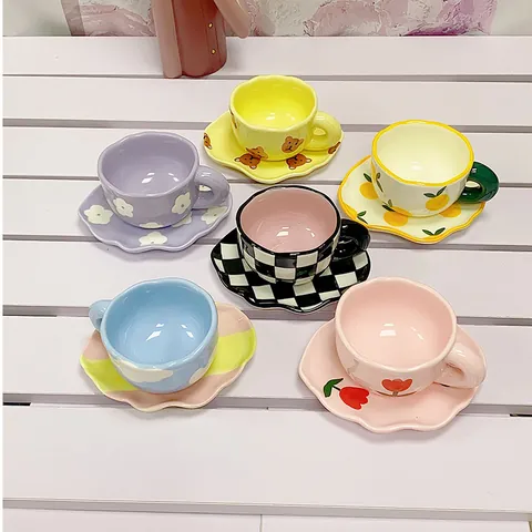 Taza Y Platillo de Cerámica Artesanal Estilo INS Coreano Patrón de Tablero de Ajedrez Corazón Floral Borde Ondulado Irregular Taza de Café Decoración de Té de la Tarde para el Hogar Regalo