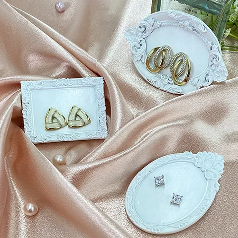 European Vintage Baroque Relief Resin Earring Display Stand Jewelry Organizer Photography Props Mini Frame Decoration Gold White