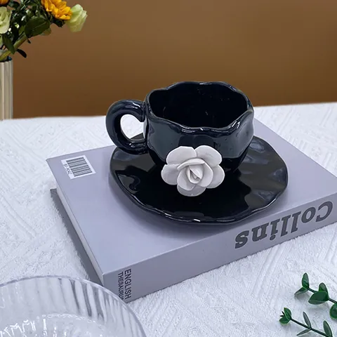 Tazza da Caffè in Ceramica e Piattino Con Rilievo Rosa Bianca 3D Finitura Nera Lucida Bordo Ondulato Irregolare Stile Vintage Francese
