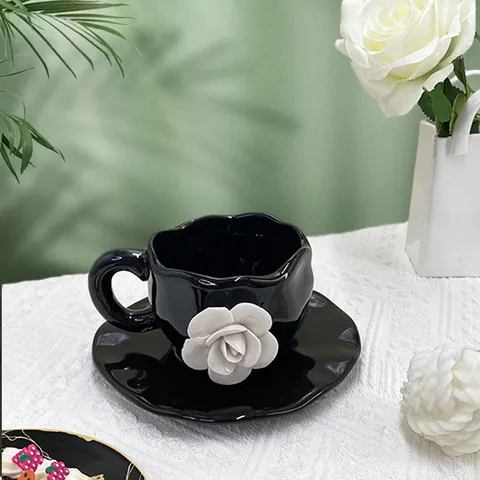 Tazza da Caffè in Ceramica e Piattino Con Rilievo Rosa Bianca 3D Finitura Nera Lucida Bordo Ondulato Irregolare Stile Vintage Francese