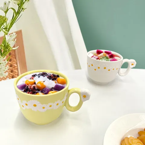Tasse en Céramique avec Relief Marguerite et Poignée de Fleur Style INS Tasse à Café Peinte à la Main pour Petit Déjeuner Lait Jus Eau