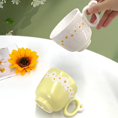 Tasse en Céramique avec Relief Marguerite et Poignée de Fleur Style INS Tasse à Café Peinte à la Main pour Petit Déjeuner Lait Jus Eau