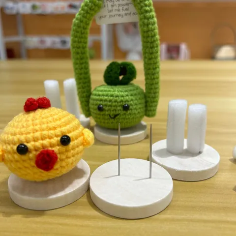 Poupée de Légumes Tricotée à la Main Énergie Positive Support Créatif Cornichon Pomme de Terre Ornement Avec Base Bois