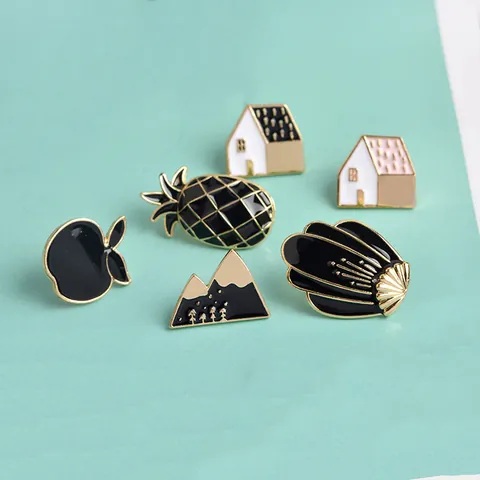Set di Spille in Smalto a Cartone Animato Creativo in Lega Frutta Animale Lama Ananas Mela Casa Montagna Innevata Distintivo Accessori Moda Gioielli Regalo