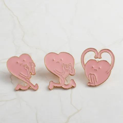 Spilla in Smalto a Forma di Cuore Rosa Cartoon in Lega Placcata Oro Distintivo a Cuore Antropomorfo Gioielli di Moda per Abiti Borsa