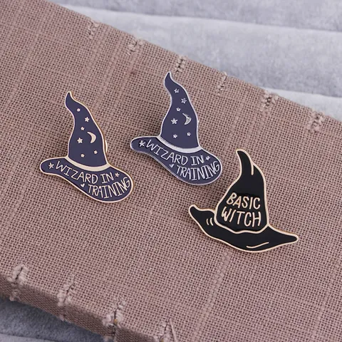 Broche de Sombrero de Bruja de Esmalte Creativo Aleación Basic Witch Wizard In Training Pin Para Decoración de Ropa y Bolsos Halloween Joyería