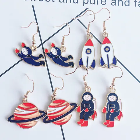 Pendientes de Gota Asimétricos de Astronauta y Planeta Saturno para Mujeres Niñas Tema Espacial Aleación Esmalte Joyería Regalo
