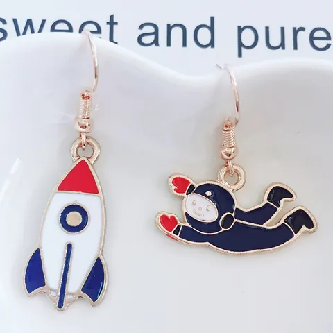 Pendientes de Gota Asimétricos de Astronauta y Planeta Saturno para Mujeres Niñas Tema Espacial Aleación Esmalte Joyería Regalo