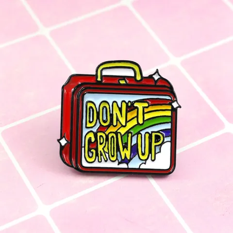 Spilla in Smalto Arcobaleno Cartone Animato Rosso Valigia Brosche Don't Grow Up Slogan Lega Distintivo Gioielli Per Zaino Vestiti