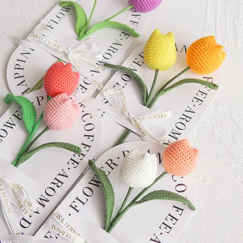 Bouquet di Tulipani All'uncinetto Fatti a Mano Fiori Artificiali in Filato di Maglia Con Biglietto Decorativo a Nastro Per Regalo Festa della Mamma Decorazione Casa