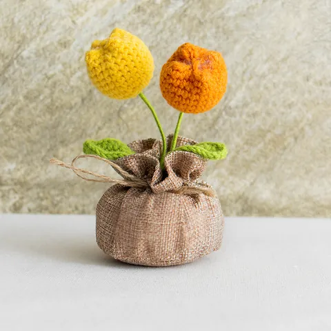 Planta en Maceta de Tulipas Artificiales Tejidas a Mano a Ganchillo Con Base de Bolsa de Lino Para Decoración de Escritorio Hogar Oficina Regalo Creativo Mujer