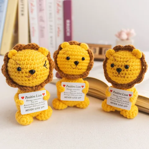 Handmade Crochet Positive Lion Doll With Inspirational Cards Cute Knitted Animal Desktop Ornament Gift For Kids Friends Office Decor