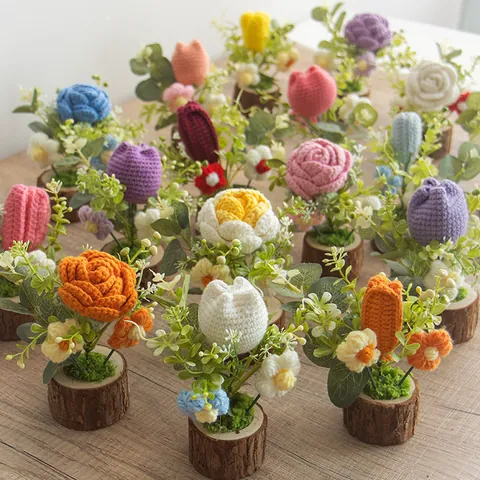 Fiori in Vaso Mini all'Uncinetto Fatti a Mano Base in Legno Tulipano Rosa Girasole Artificiale Ornamenti da Scrivania Regalo