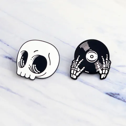 Spilla Creativa in Smalto Lega di Zinco Testa di Scheletro Disco in Vinile Punk Stile Gotico Distintivo per Abiti Borse Unisex