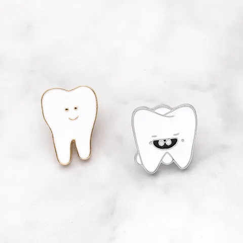 Spilla in Smalto a Forma di Dente Creativa Simpatico Sorriso Con Occhiali da Sole Distintivo in Lega per Giacca Borsa