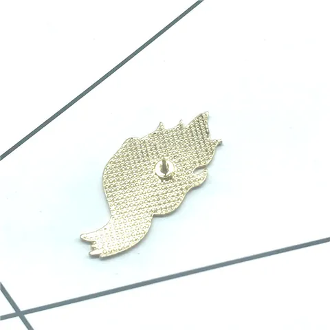 Magische Flamme Emaille Pin Weiße Hand Hält Lila Feuer Abzeichen Legierung Brosche Mysteriöse Sterne Halloween Schmuck Für Damen Herren