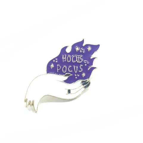 Magische Flamme Emaille Pin Weiße Hand Hält Lila Feuer Abzeichen Legierung Brosche Mysteriöse Sterne Halloween Schmuck Für Damen Herren