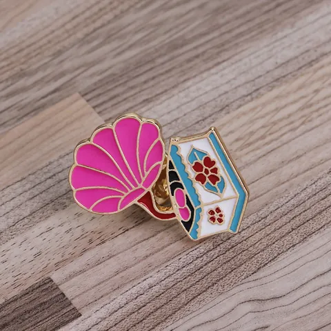 Vintage Grammophon Emaille Brosche Pin Legierung Retro Plattenspieler Design Rotes Blumenmuster Für Taschen Hemden Kleidung