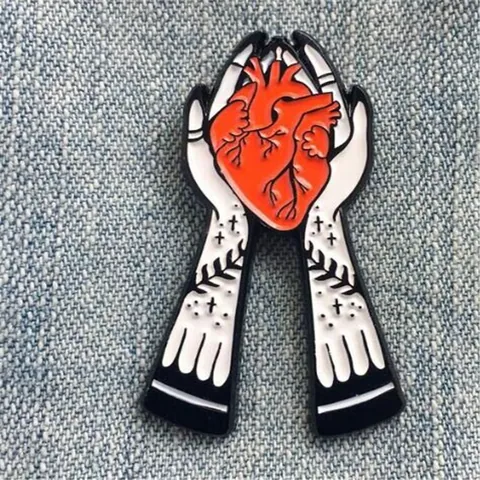 Kreative Hände Halten Anatomisches Herz Emaille Pin Gotische Legierung Brosche Für Jacken Rucksack Accessoires Schmuck Geschenk