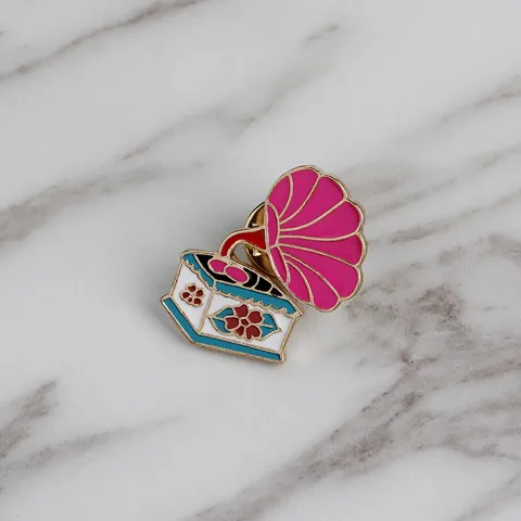 Vintage Grammophon Emaille Brosche Pin Legierung Retro Plattenspieler Design Rotes Blumenmuster Für Taschen Hemden Kleidung