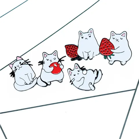 Spilla in Smalto Gatto Cartone Animato Lega Carino Gattino Bianco Fragola Frutta Spilla per Donna Ragazza Zaino Gioielli