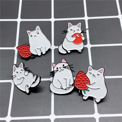 Spilla in Smalto Gatto Cartone Animato Lega Carino Gattino Bianco Fragola Frutta Spilla per Donna Ragazza Zaino Gioielli