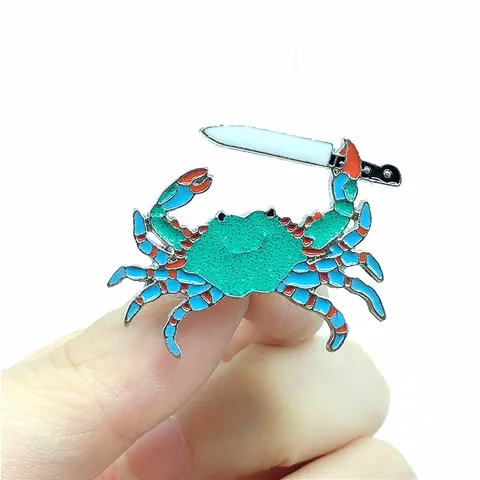 Lustiger Cartoon-Tier-Krabbe Mit Messer Emaille-Brosche Pin Legierung Tropföl Schmuck Abzeichen Für Kleidung Tasche Zubehör Kinder Geschenk