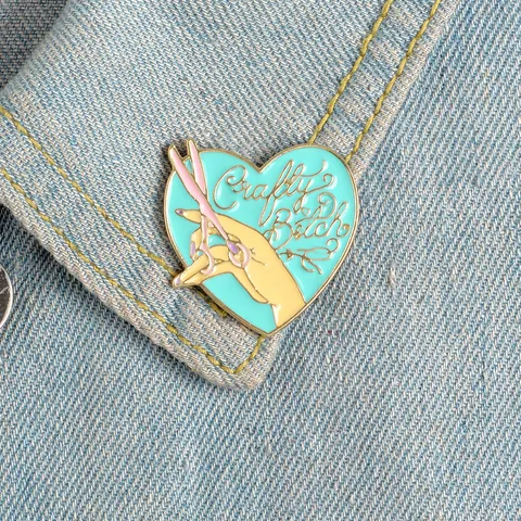 Herz Emaille Brosche Pin Crafty Bitch Hand Rosa Schere Legierung Reversnadel Für Damen Denim Jacke Kragen Dekorativer Schmuck