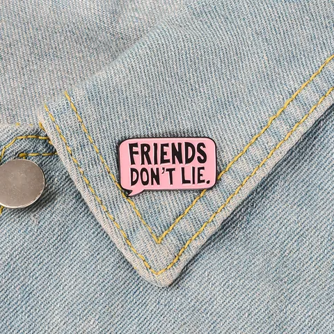 Spilla in Smalto Friends Don't Lie Rosa Fumetto Scatola di Dialogo Spilla in Lega Novità Slogan Distintivo per Giacca Zaino Accessori