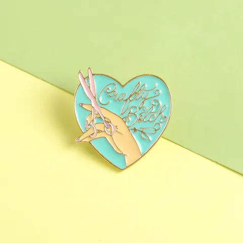 Herz Emaille Brosche Pin Crafty Bitch Hand Rosa Schere Legierung Reversnadel Für Damen Denim Jacke Kragen Dekorativer Schmuck
