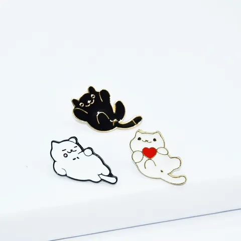 Süße Cartoon Katze Emaille Pins Faule Kätzchen Brosche Legierung Tropföl Schmuck Schwarz Weiße Katze Mit Herz Rucksack Reversnadel Geschenk