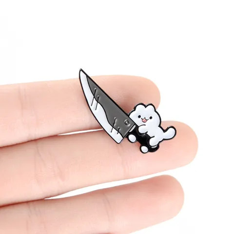 Divertente Spilla in Smalto Gatto con Coltello in Lega Gattino Bianco con Mannaia Spilla Distintivo per Giacca di Jeans Zaino Accessori Regalo